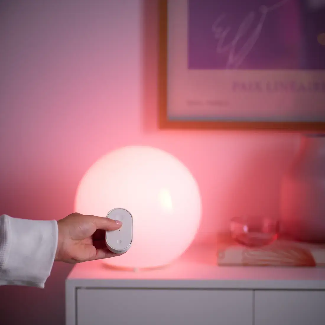 IKEA Unveils 21 New Smart Home Products Compatible with Matter 2 en-hand-haller-i-en-fjaerrkontroll-till-en-smart-lampa-i-bak-c75b2f681884e9a50568c31db17f724e