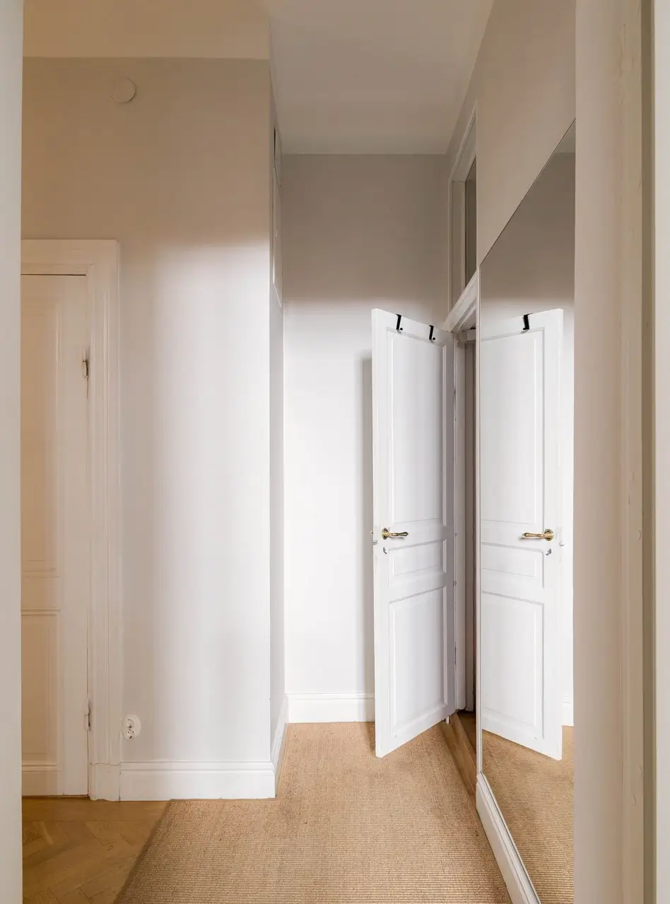 Classic Elements and Modern Comforts in an Elegant Apartment 15 hall light gray walls