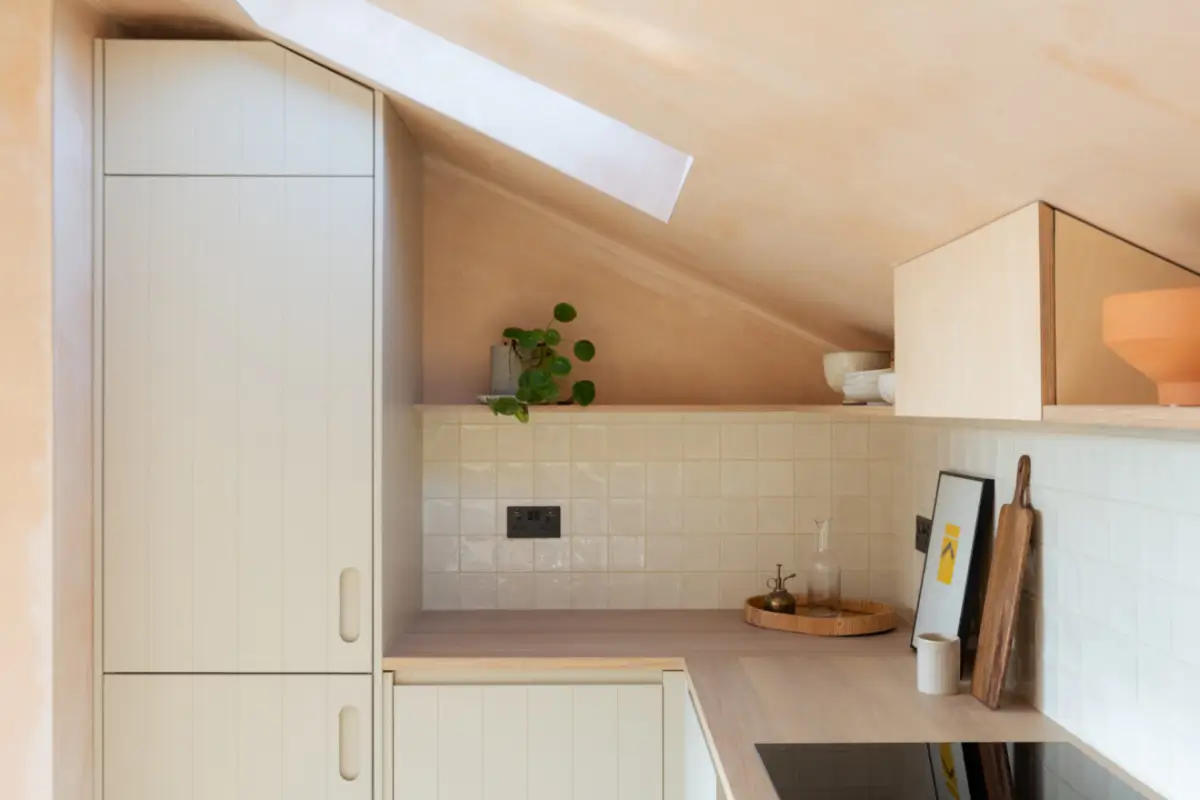 A Bright London Duplex Apartment in a Converted Victorian House 9 modern-duplex-apartment-plaster-walls-london-nordroom