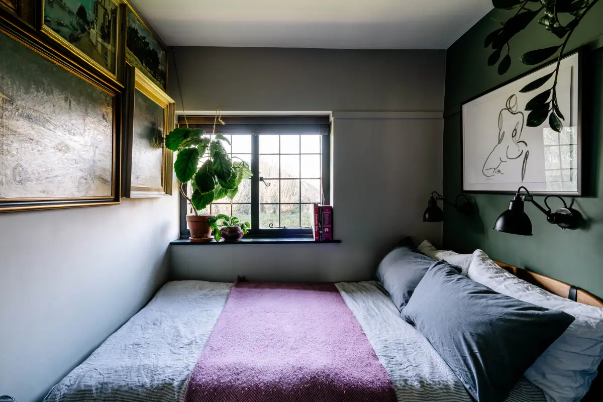 Moody Tones and Exposed Brick in an Edwardian Arts and Crafts Building 15 moody-color-scheme-one-bedroom-apartment-arts-and-crafts-building-london-nordroom11