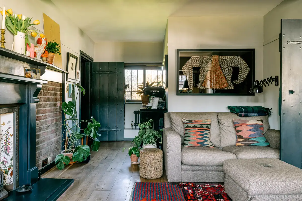 Moody Tones and Exposed Brick in an Edwardian Arts and Crafts Building 3 moody-color-scheme-one-bedroom-apartment-arts-and-crafts-building-london-nordroom16