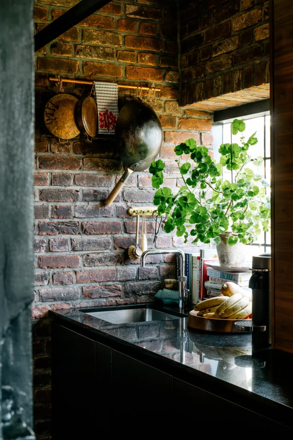 Moody Tones and Exposed Brick in an Edwardian Arts and Crafts Building 12 moody-color-scheme-one-bedroom-apartment-arts-and-crafts-building-london-nordroom5