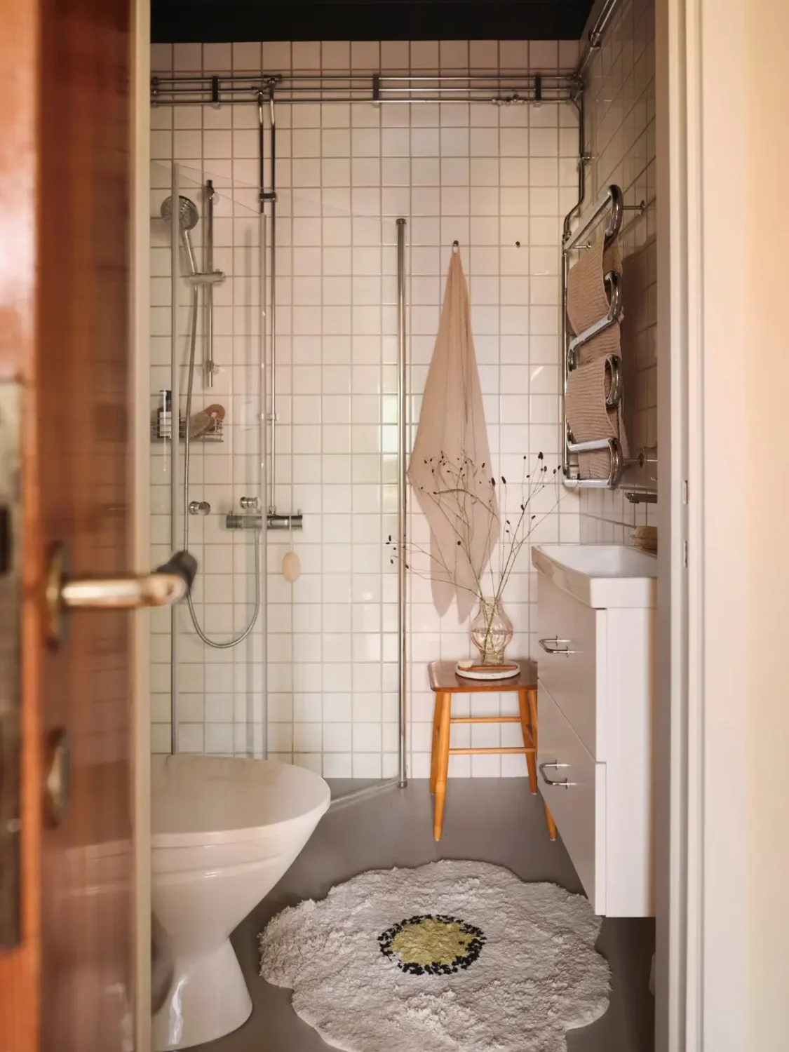 A Light Yellow Kitchen and Period Features in a 1940s Apartment 21 swedish-1940s-apartment-yellow-kitchen-nordroom1