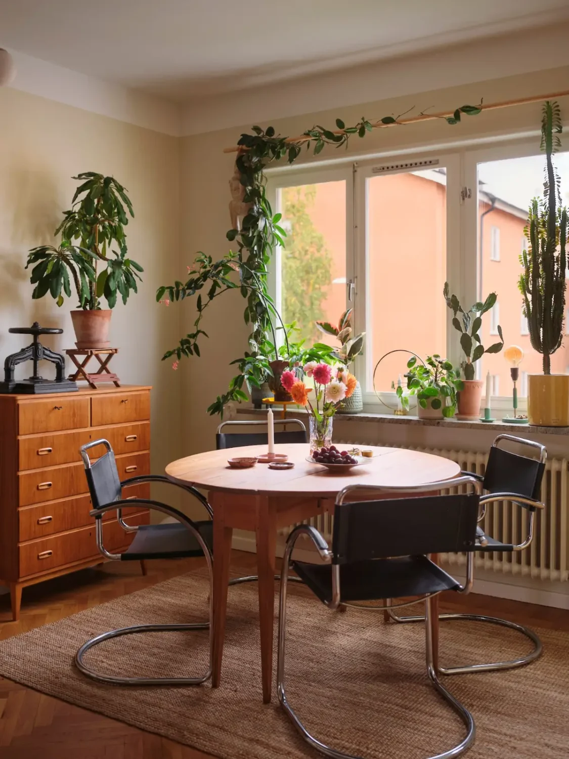 Best of 2025: Living Rooms 32 swedish-1940s-apartment-yellow-kitchen-nordroom15