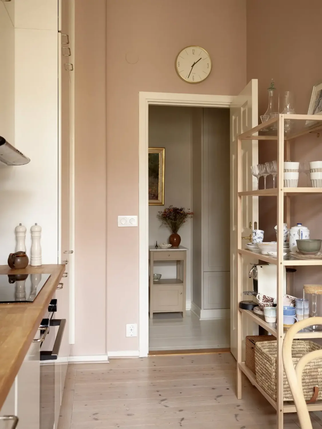 A Cozy and Light Early 20th-Century Apartment in Gothenburg 16 charming-scandinavian-apartment-nordroom
