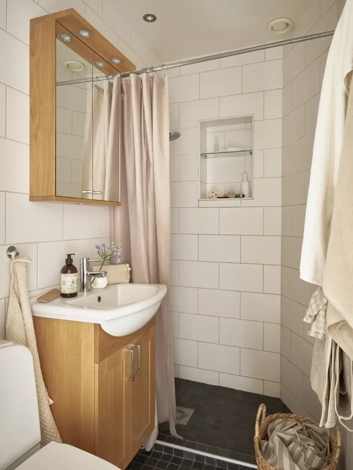 A Cozy and Light Early 20th-Century Apartment in Gothenburg 18 charming-scandinavian-apartment-nordroom