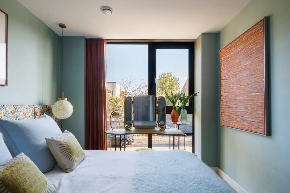 A Colorful Modern London Apartment with Silk Wallpapers 13 colorful-furniture-decor-modern-london-apartment-nordroom