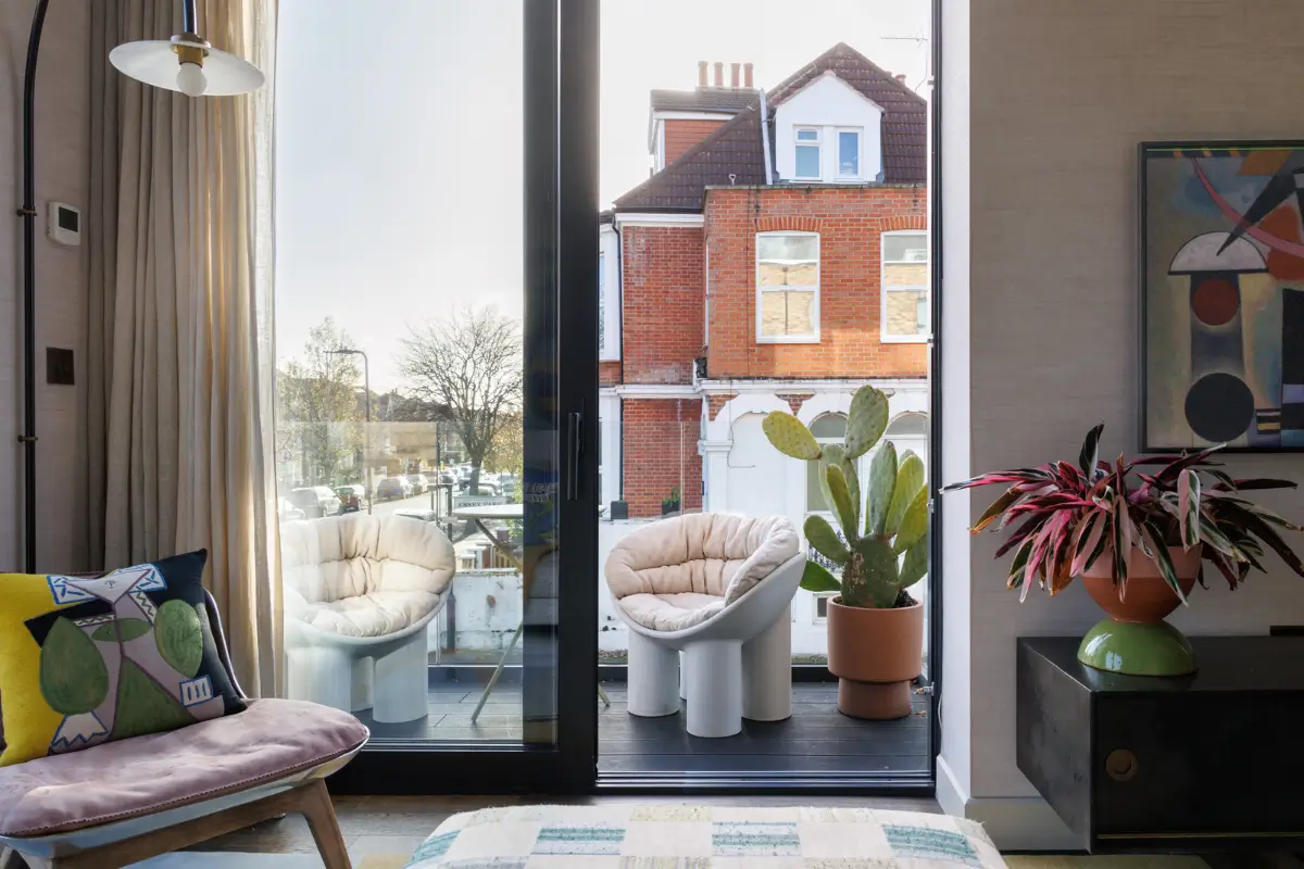 A Colorful Modern London Apartment with Silk Wallpapers 3 colorful-furniture-decor-modern-london-apartment-nordroom