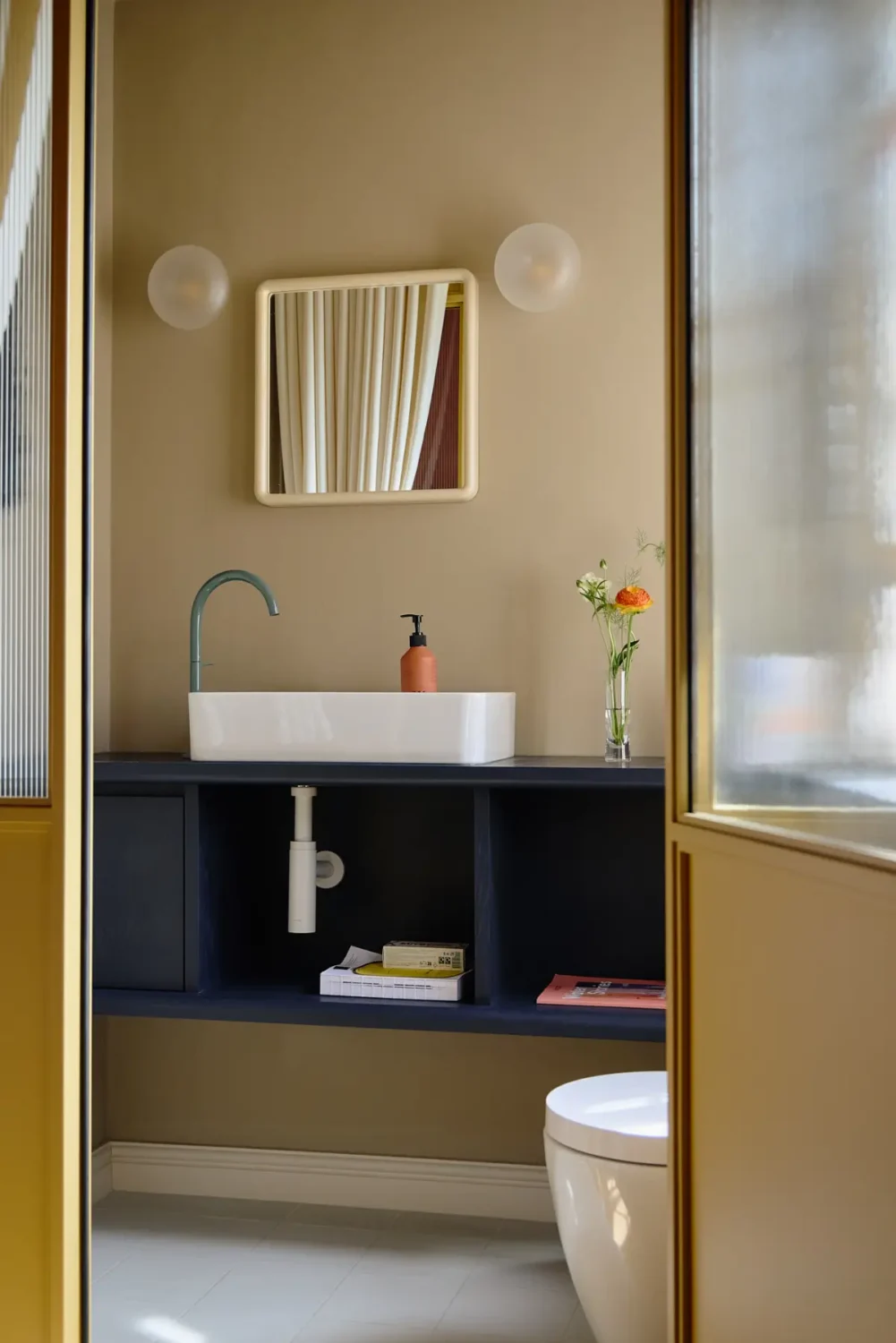A Playfully Renovated Neo-Jacobean Villa in London 35 colorful-neo-jacobean-villa-london-nordroom