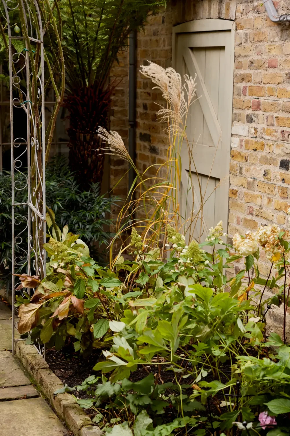 Restored Period Features and a Muted Color Palette in a London Home 29 georgian-townhouse-in-london-with-period-features-muted-colors-nordroom3