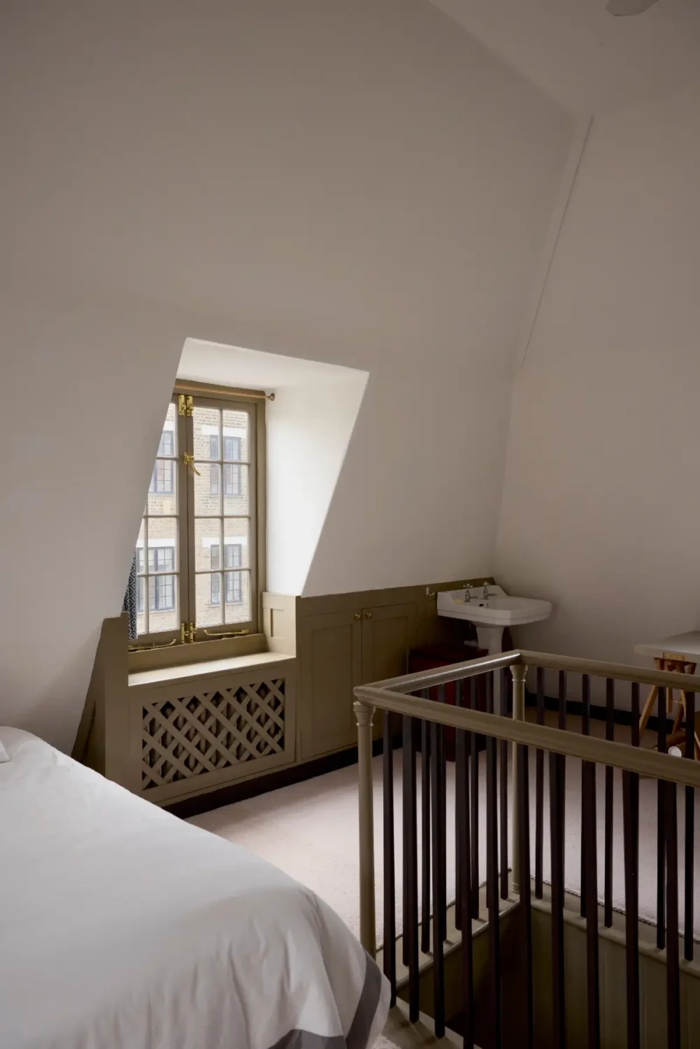 Restored Period Features and a Muted Color Palette in a London Home 20 georgian-townhouse-in-london-with-period-features-muted-colors-nordroom7