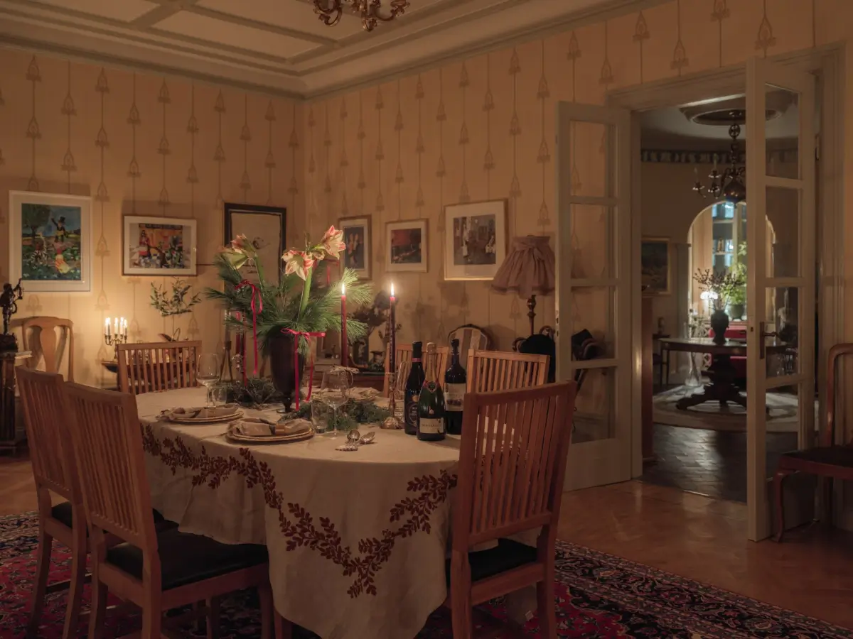 A Grand, Historic Swedish Apartment with Preserved Period Features 5 grand-historic-swedish-apartment-antiques-christmas-decor-nordroom