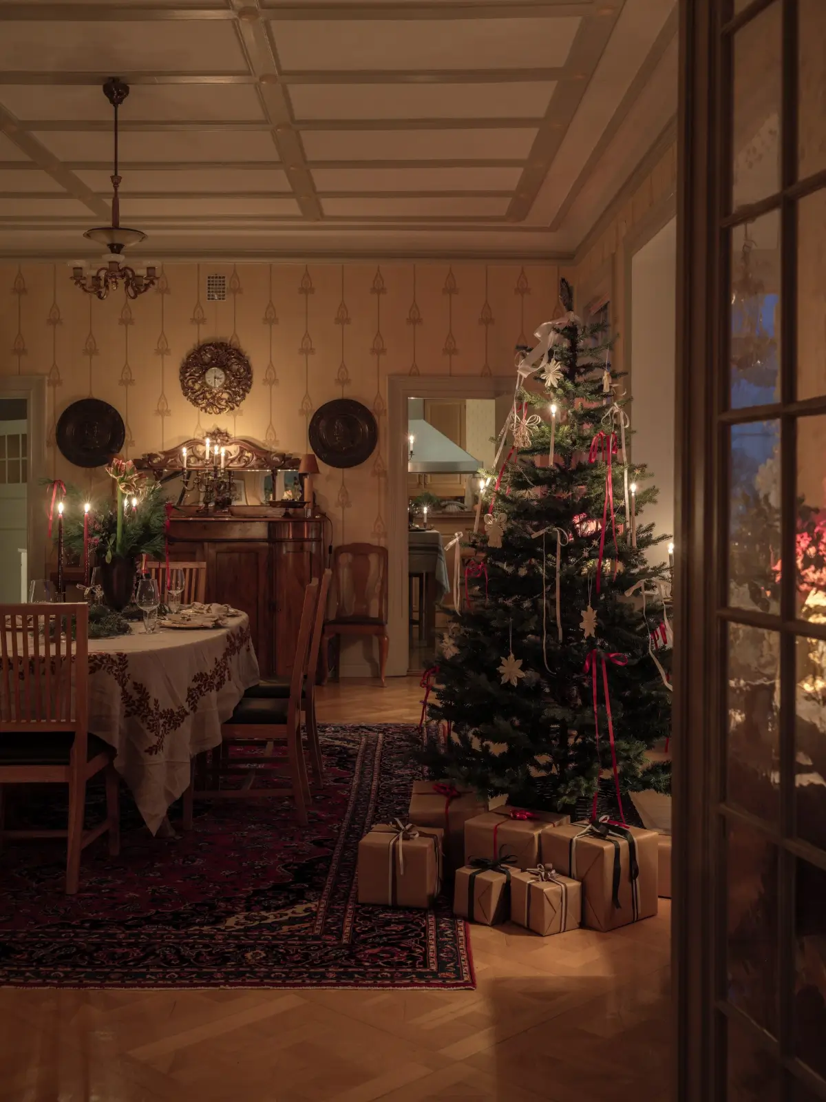 grand-historic-swedish-apartment-antiques-christmas-decor-nordroom