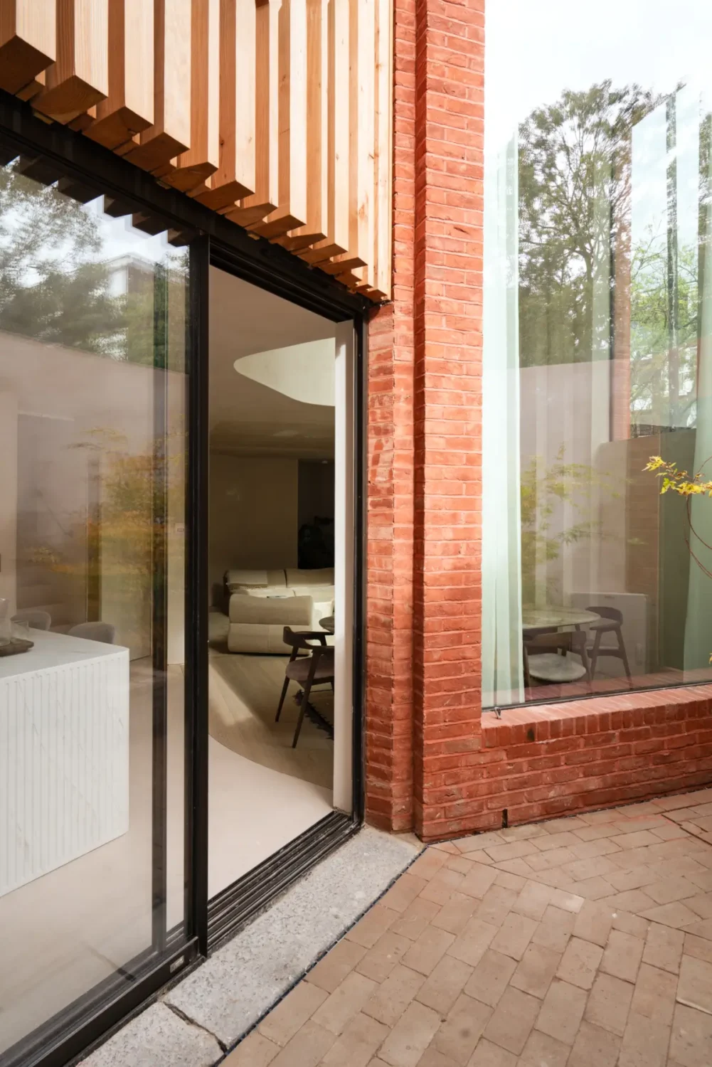 A Modern North London Brick House with Sculptural Interiors 12 heathpoint-house-london