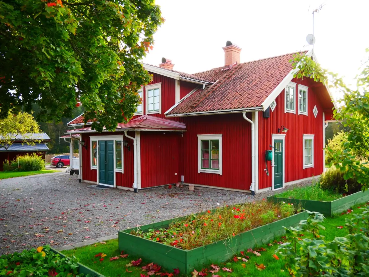 Preserved Details and Wallpapers in a Warm 19th-Century Country Home 56 historic-character-beautiful-renovated-19th-century-country-house-sweden-nordroom