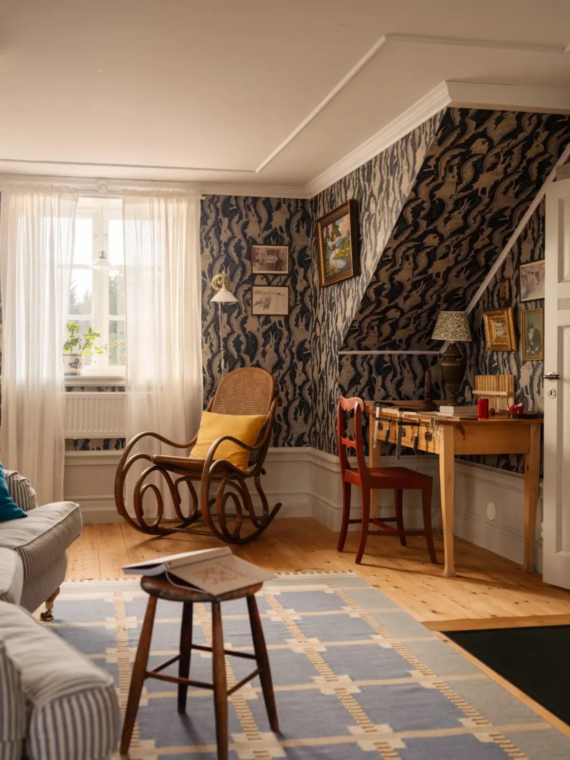 Preserved Details and Wallpapers in a Warm 19th-Century Country Home 30 historic-character-beautiful-renovated-19th-century-country-house-sweden-nordroom