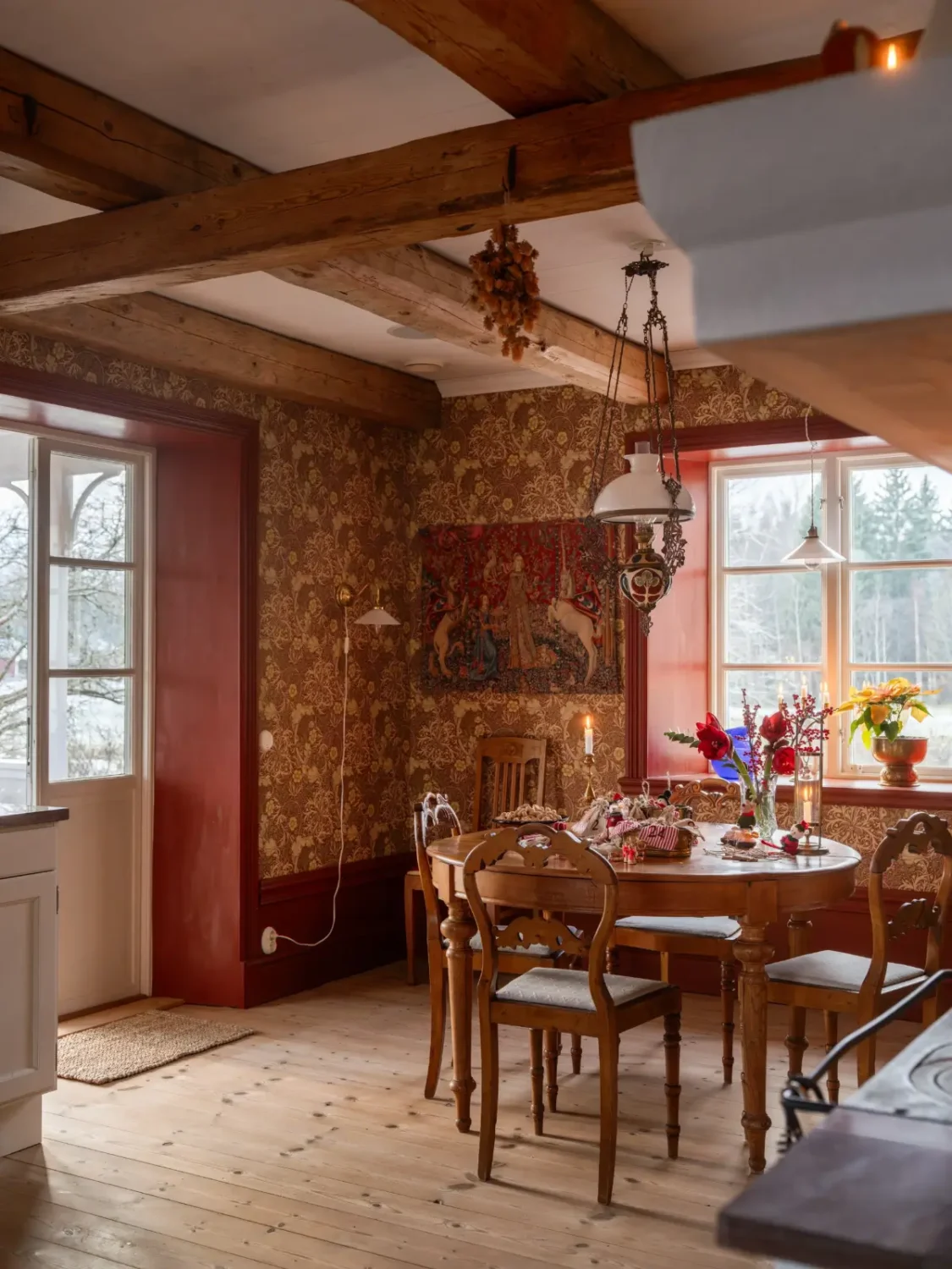 Preserved Details and Wallpapers in a Warm 19th-Century Country Home 9 historic-character-beautiful-renovated-19th-century-country-house-sweden-nordroom