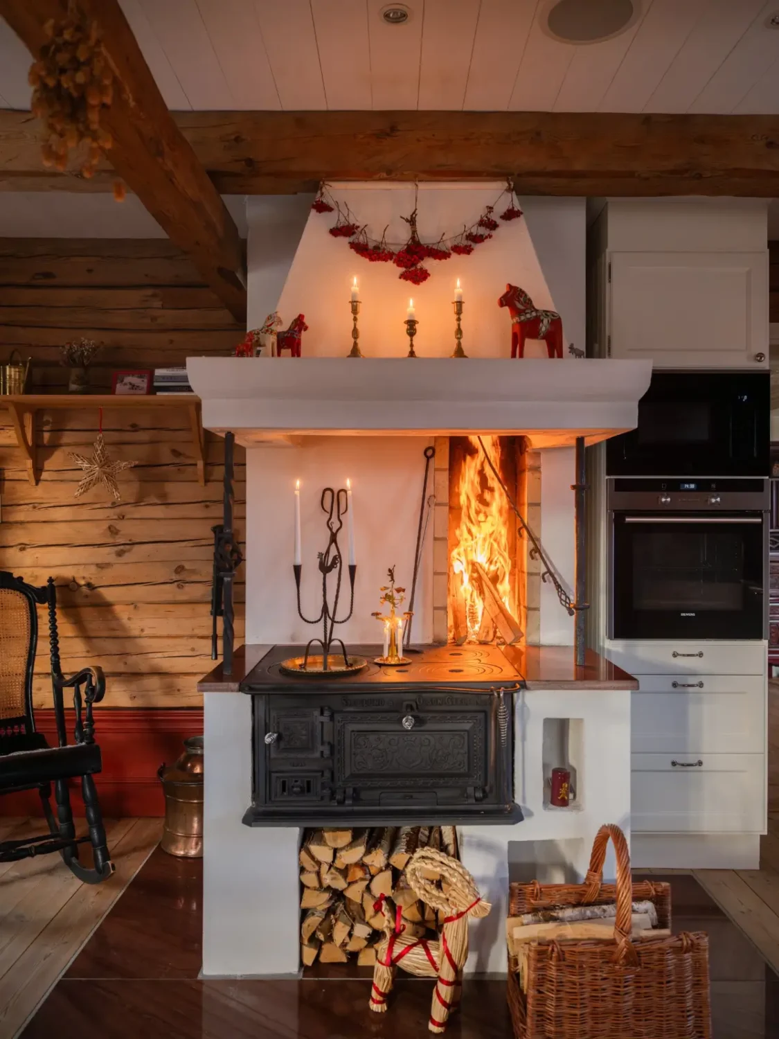 Preserved Details and Wallpapers in a Warm 19th-Century Country Home 8 historic-character-beautiful-renovated-19th-century-country-house-sweden-nordroom