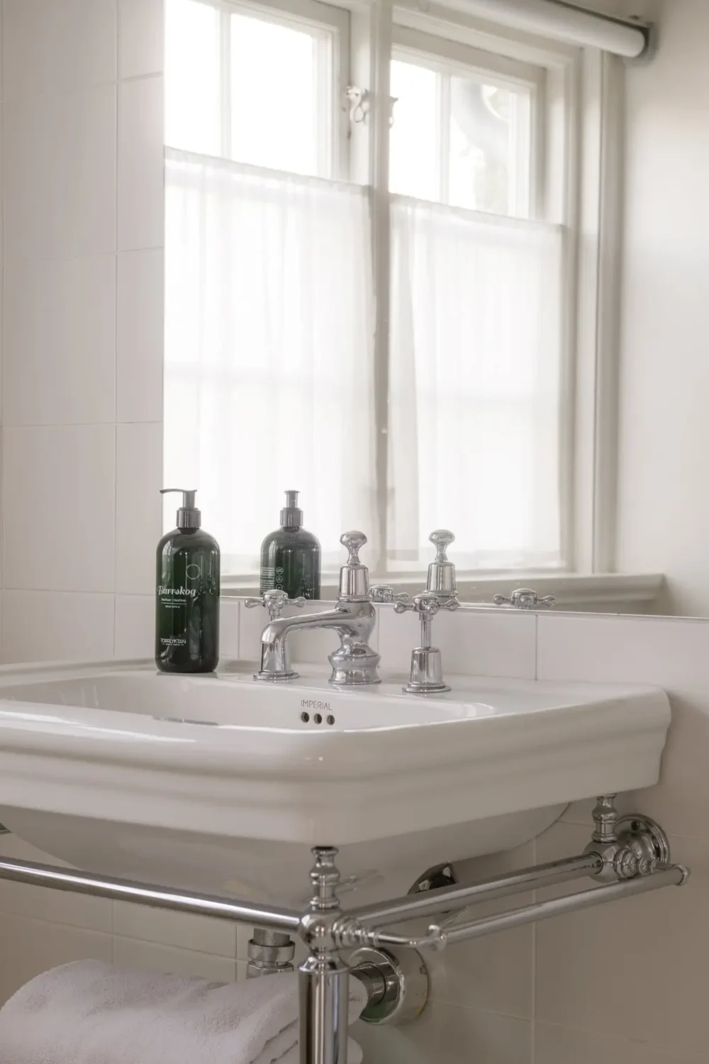 A Minimalistic and Spacious Scandinavian 1930s Villa 18 minimalistic-swedish-villa-nordroom