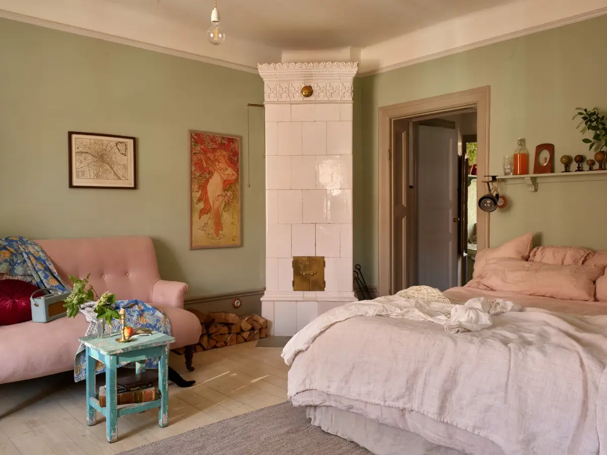 Period Character and William Morris Wallpaper in a Romantic Stockholm Apartment 23 romantic-vintage-apartment-period-details-wallpaper-stockholm-nordroom