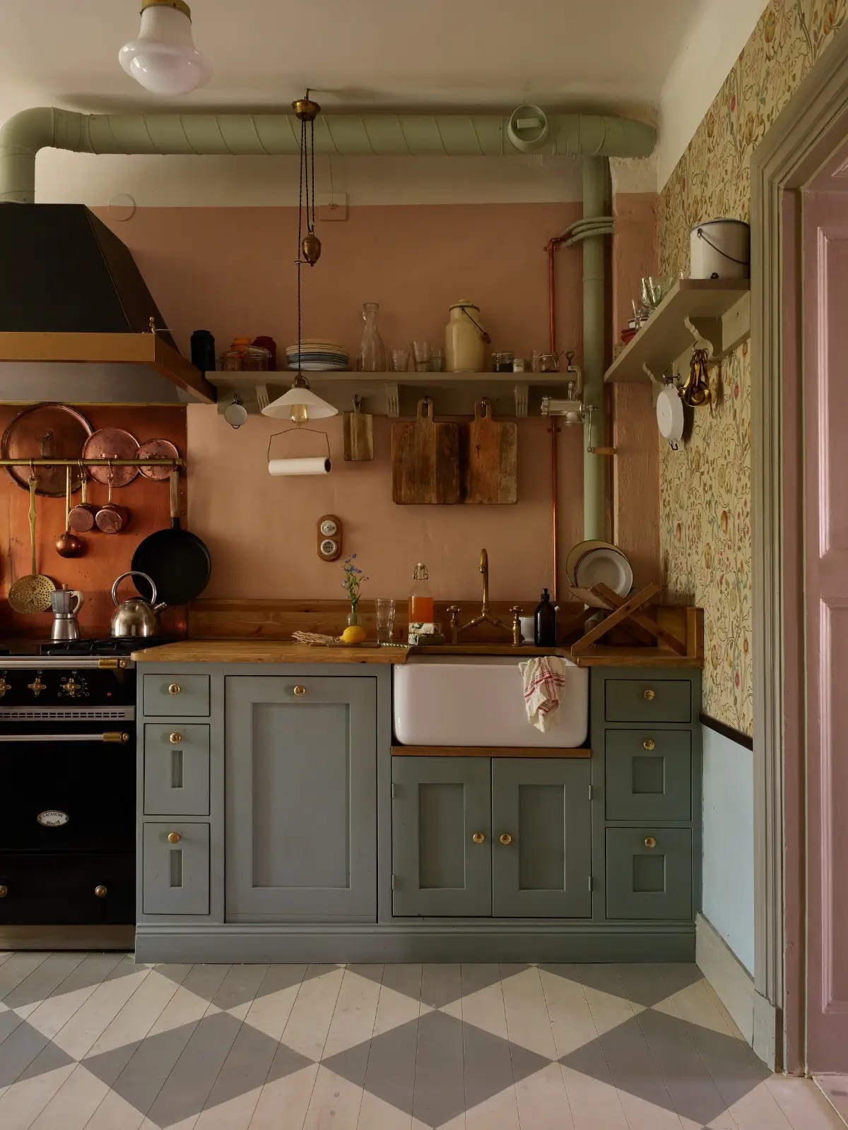 romantic-vintage-apartment-period-details-wallpaper-stockholm-nordroom
