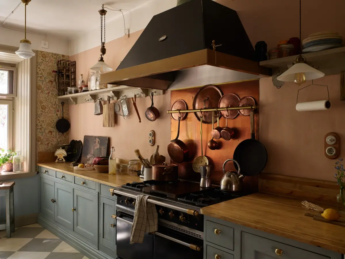 Period Character and William Morris Wallpaper in a Romantic Stockholm Apartment 3 romantic-vintage-apartment-period-details-wallpaper-stockholm-nordroom