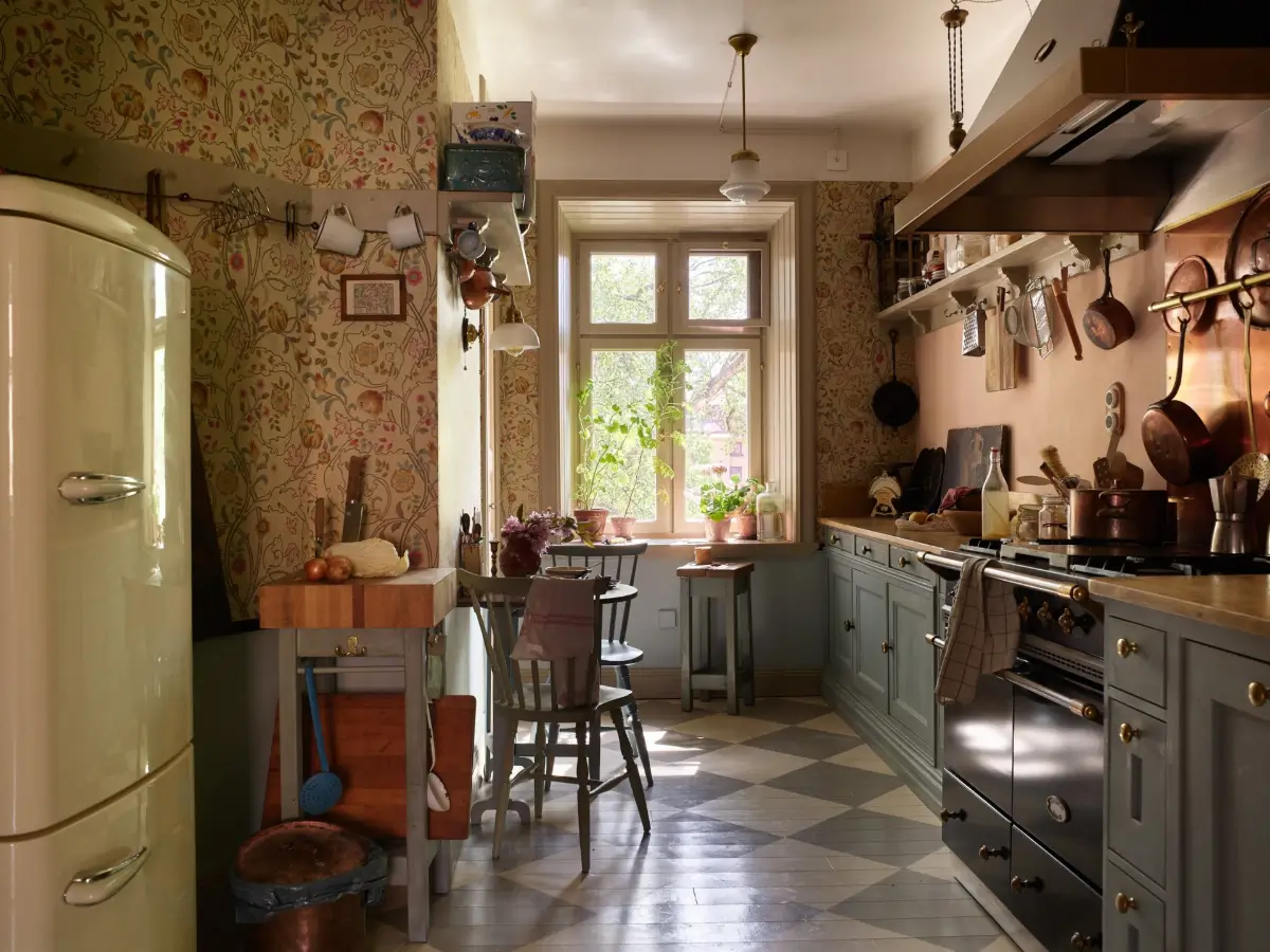 romantic-vintage-apartment-period-details-wallpaper-stockholm-nordroom
