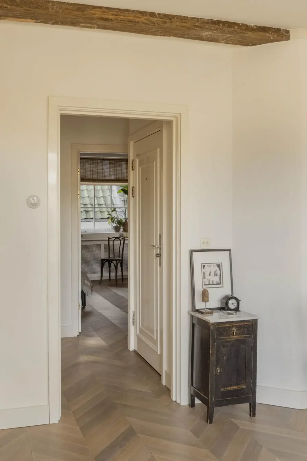 A Small, Elegant Apartment in a 19th-Century Amsterdam Canal House 12 small-amsterdam-apartment-canal-views