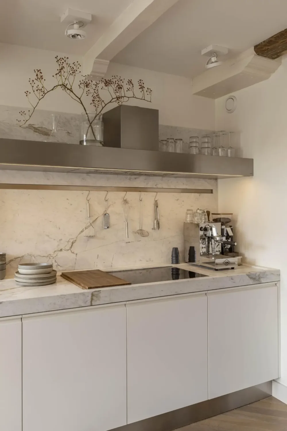 A Small, Elegant Apartment in a 19th-Century Amsterdam Canal House 10 small-amsterdam-apartment-canal-views