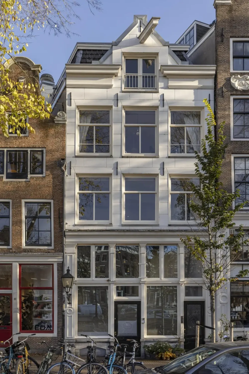 A Small, Elegant Apartment in a 19th-Century Amsterdam Canal House 24 small-amsterdam-apartment-canal-views