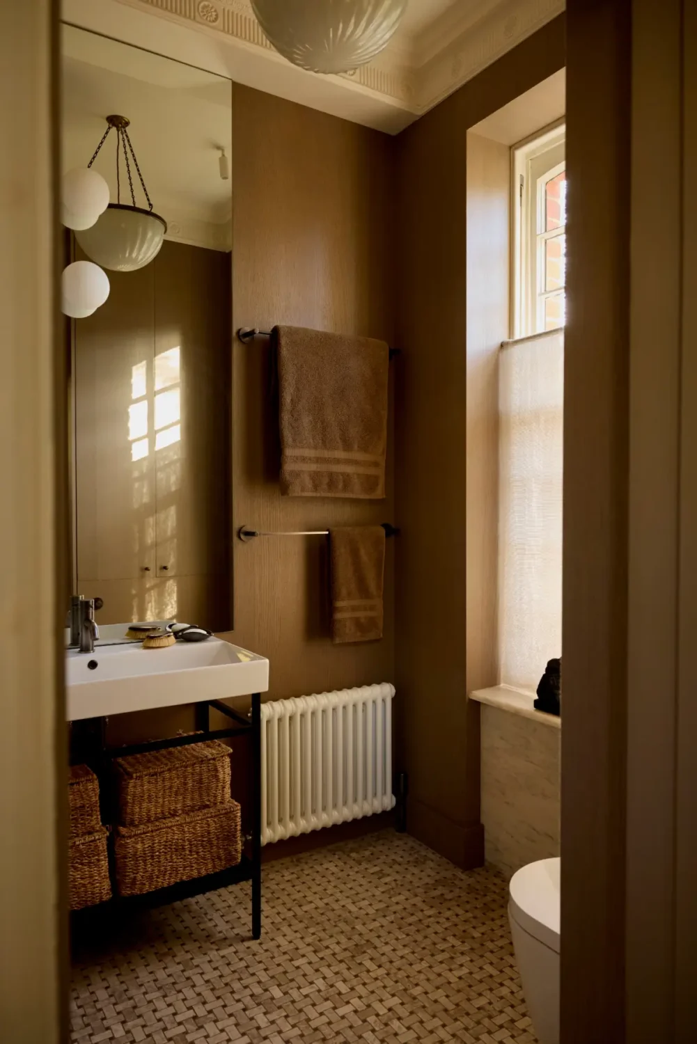 Warm Natural Tones and Victorian Cornicing in a London Apartment 21 stylish-two-bedroom-apartment-victorian-house-london