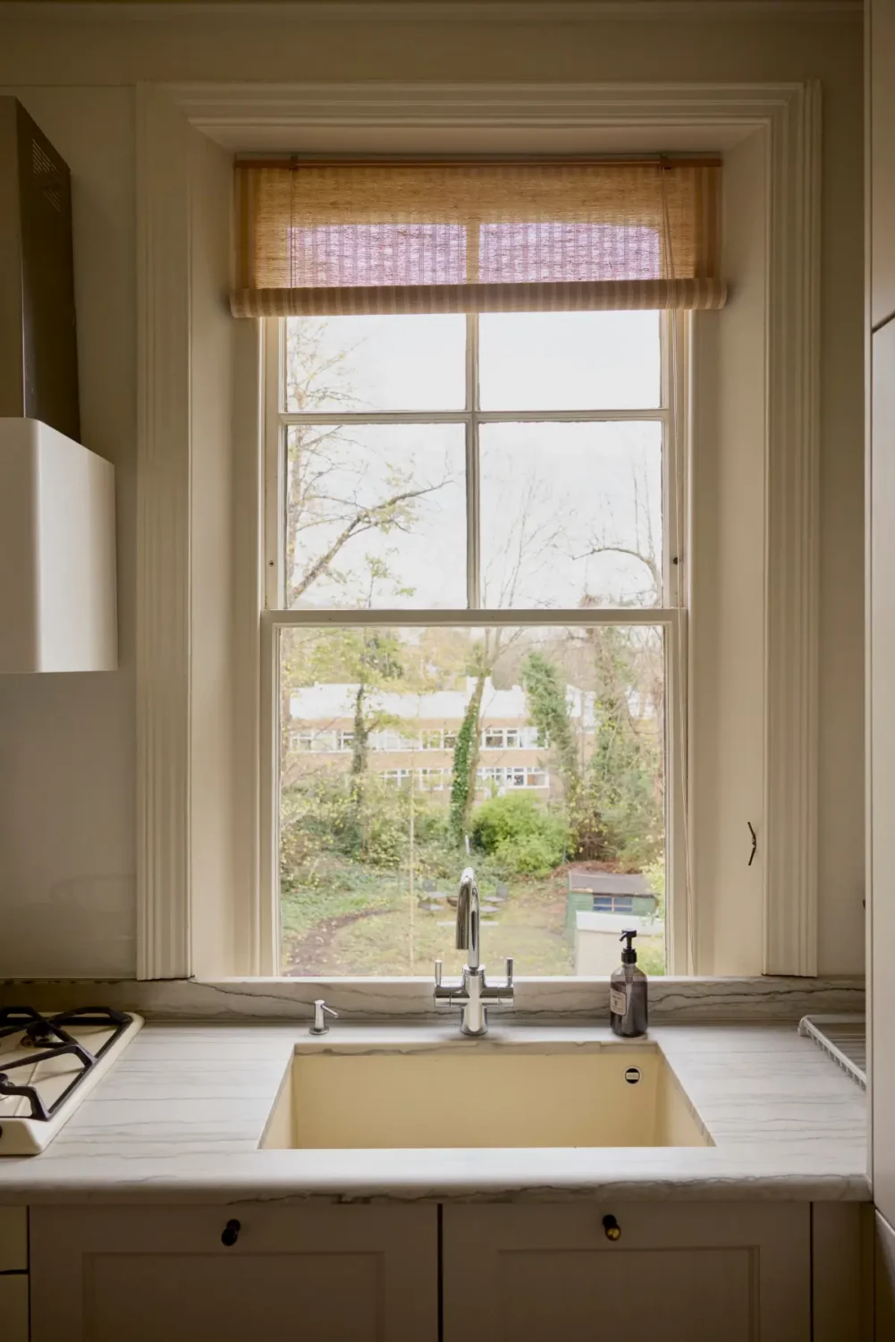 Warm Natural Tones and Victorian Cornicing in a London Apartment 11 stylish-two-bedroom-apartment-victorian-house-london