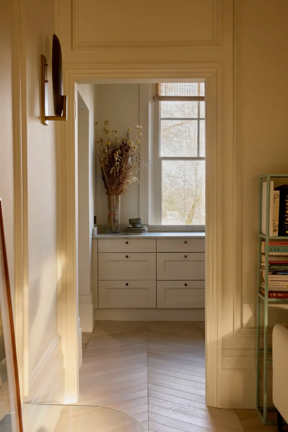 Warm Natural Tones and Victorian Cornicing in a London Apartment 7 stylish-two-bedroom-apartment-victorian-house-london