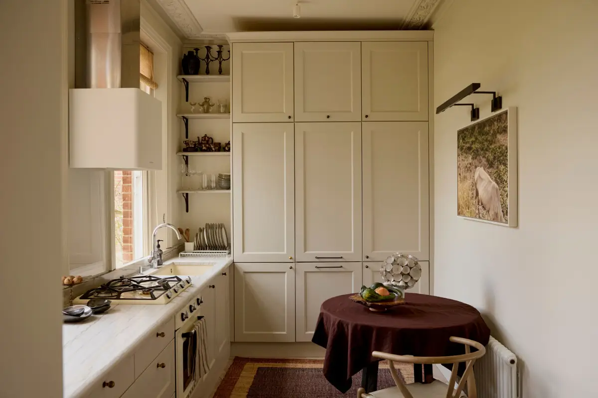 Warm Natural Tones and Victorian Cornicing in a London Apartment 8 stylish-two-bedroom-apartment-victorian-house-london