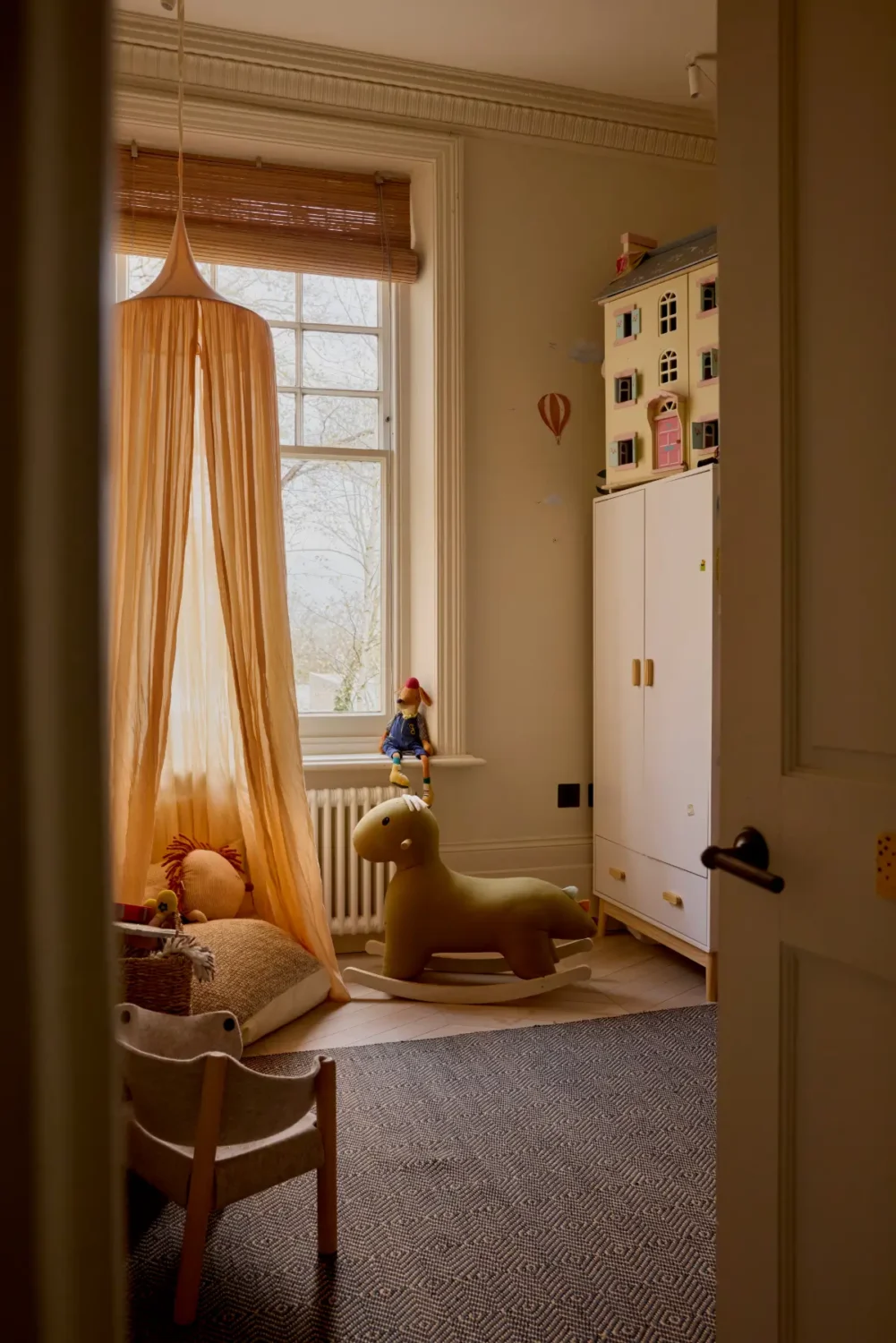 Warm Natural Tones and Victorian Cornicing in a London Apartment 19 stylish-two-bedroom-apartment-victorian-house-london