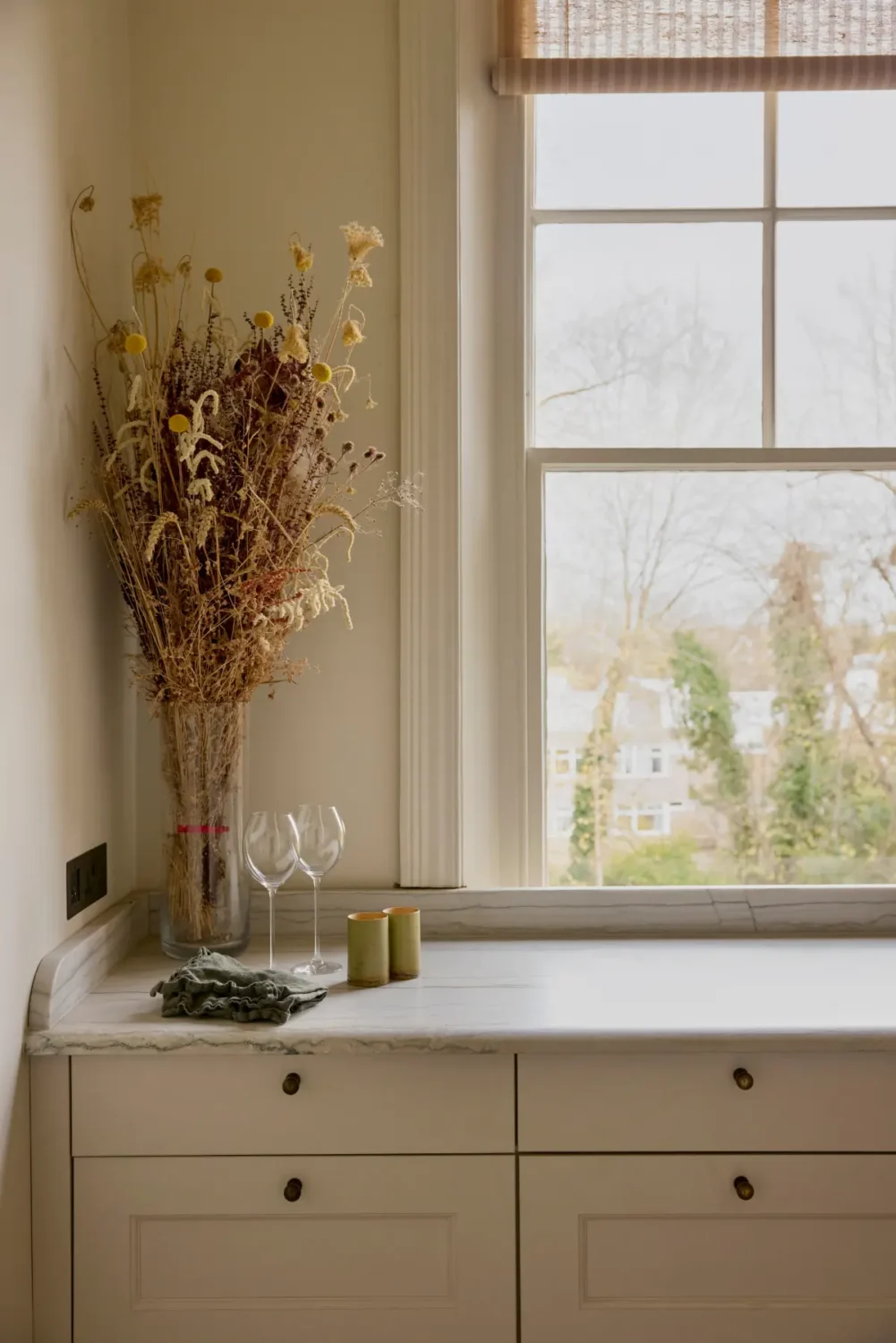 Warm Natural Tones and Victorian Cornicing in a London Apartment 13 stylish-two-bedroom-apartment-victorian-house-london