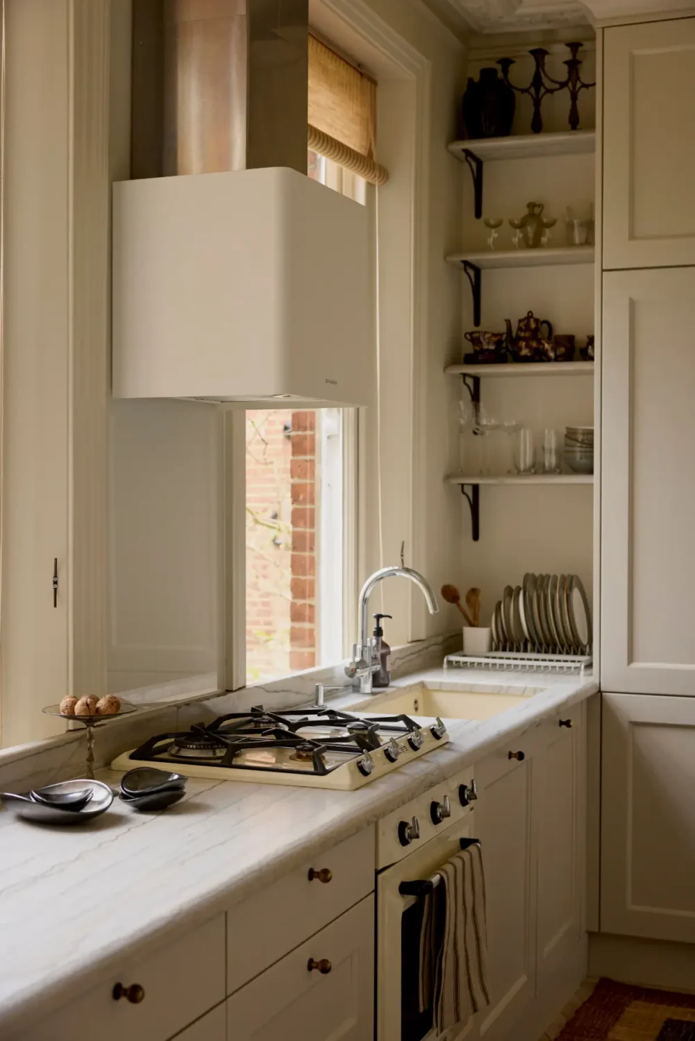 Warm Natural Tones and Victorian Cornicing in a London Apartment 9 stylish-two-bedroom-apartment-victorian-house-london
