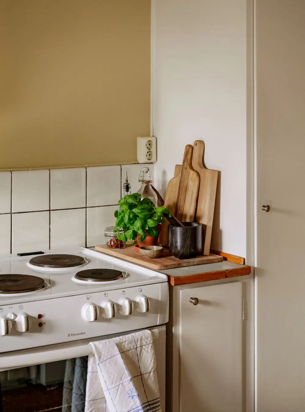 Light Rooms and the Original Kitchen in a 1950s Apartment 14 beige-interiors-1950s-apartment-stockholm-nordroom