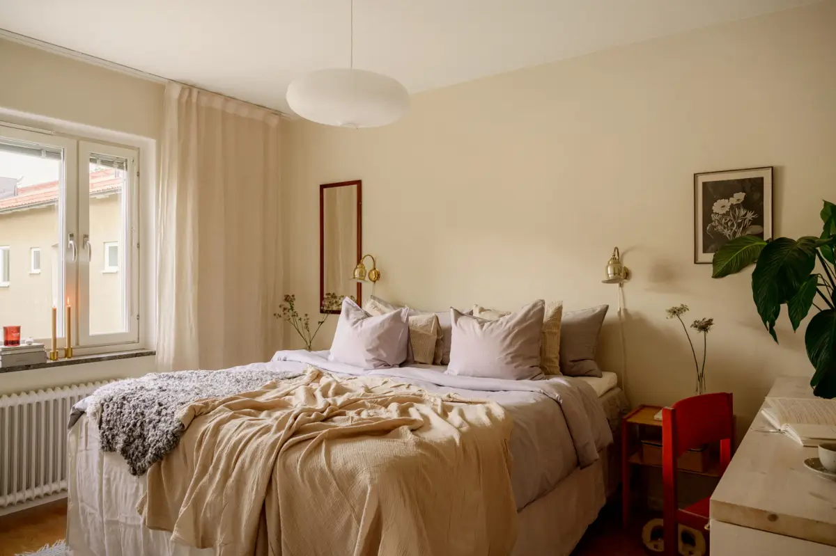 Light Rooms and the Original Kitchen in a 1950s Apartment 20 beige-interiors-1950s-apartment-stockholm-nordroom
