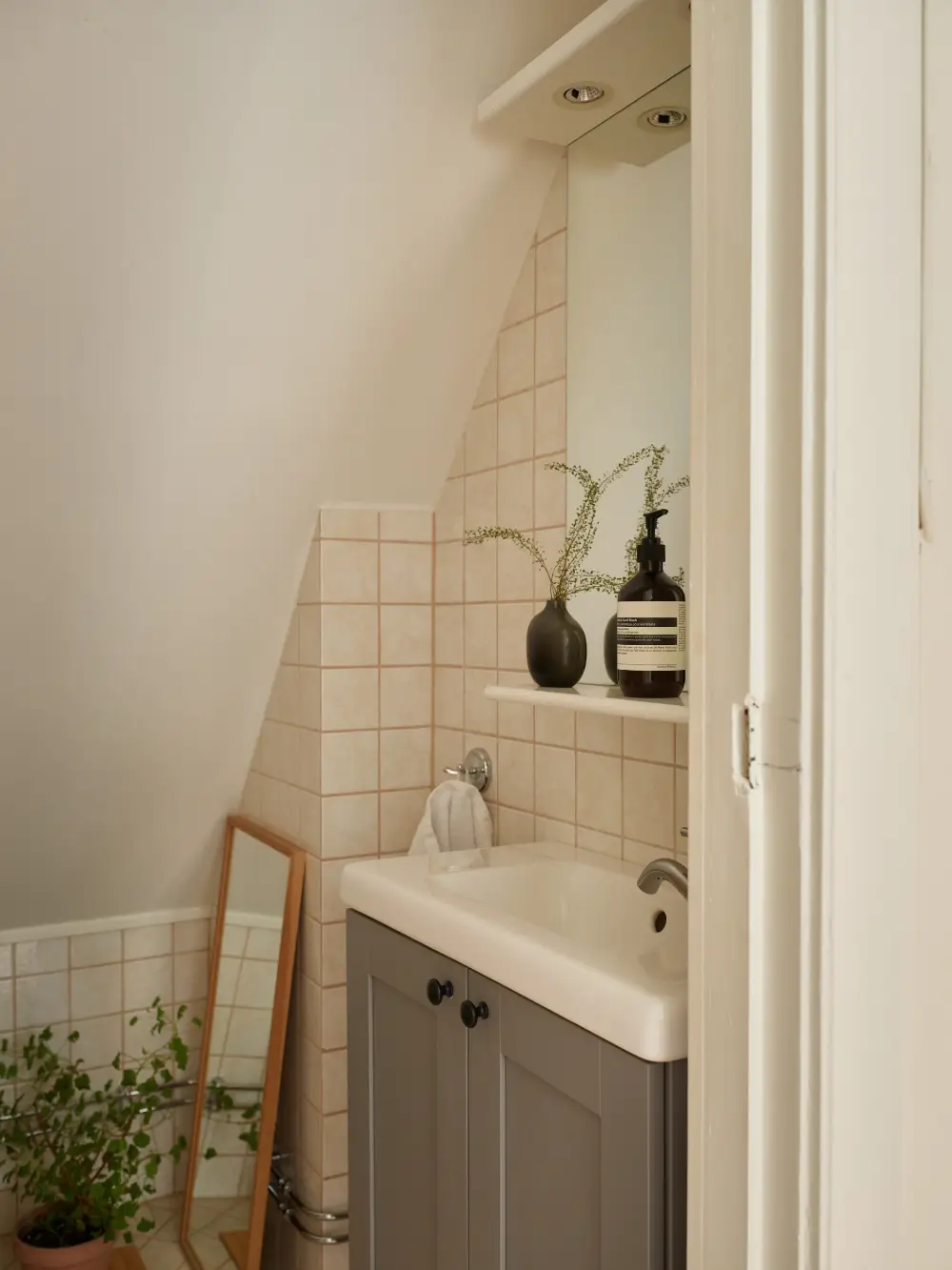 Warm Yellow Walls in a Charming 1920s House in Stockholm 29 beige-yellow-interiors-small-villa-sweden-nordroom