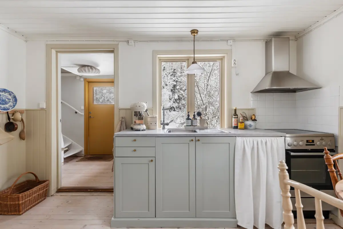 A Cozy 19th-Century Swedish Cottage Surrounded by Forest 5 charming-19th-century-cottage-sweden