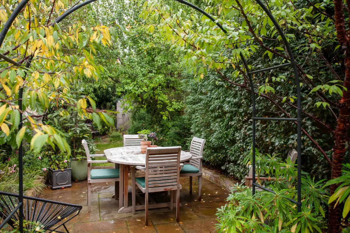 A Victorian London Home with Colorful Living Spaces and a Lush Garden 13 colorful-living-spaces-london-victorian-house