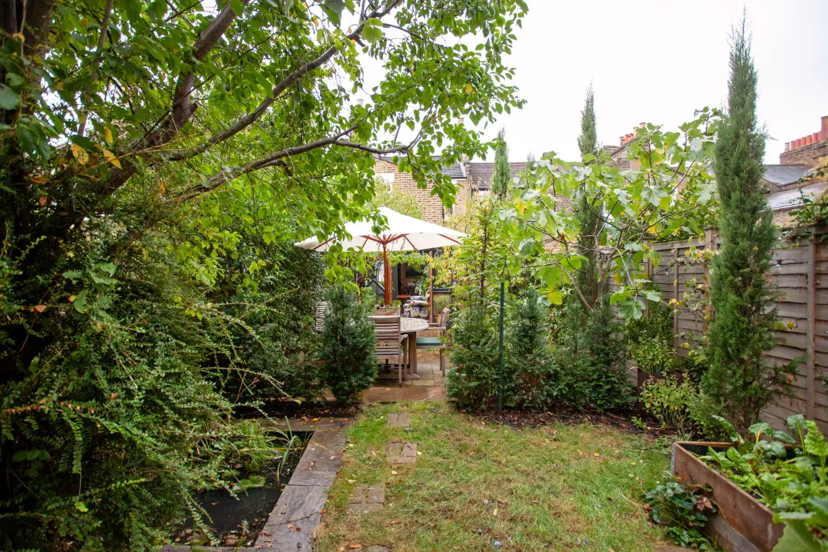A Victorian London Home with Colorful Living Spaces and a Lush Garden 15 colorful-living-spaces-london-victorian-house