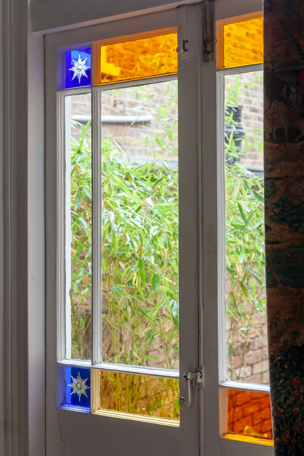 A Victorian London Home with Colorful Living Spaces and a Lush Garden 5 colorful-living-spaces-london-victorian-house