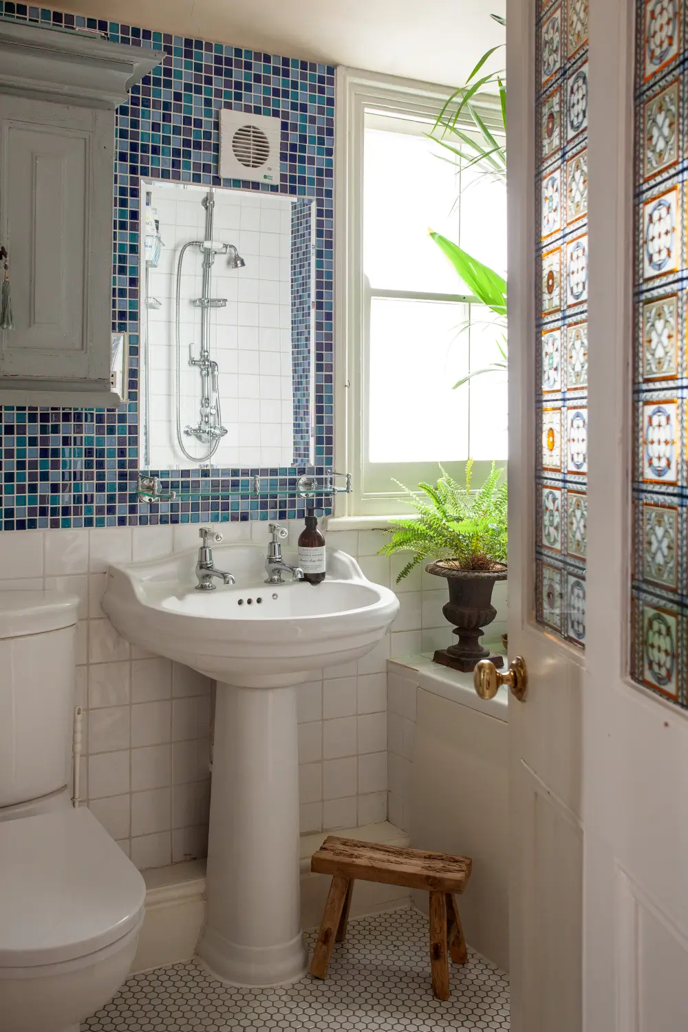 A Victorian London Home with Colorful Living Spaces and a Lush Garden 26 colorful-living-spaces-london-victorian-house