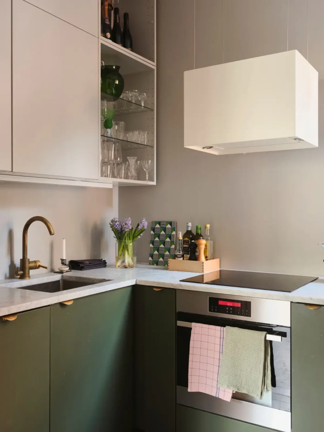 A Gray Turn-of-the-Century Apartment with a Green Kitchen 12 gray-turn-of-the-century-stockholm-apartment-green-kitchen-nordroom