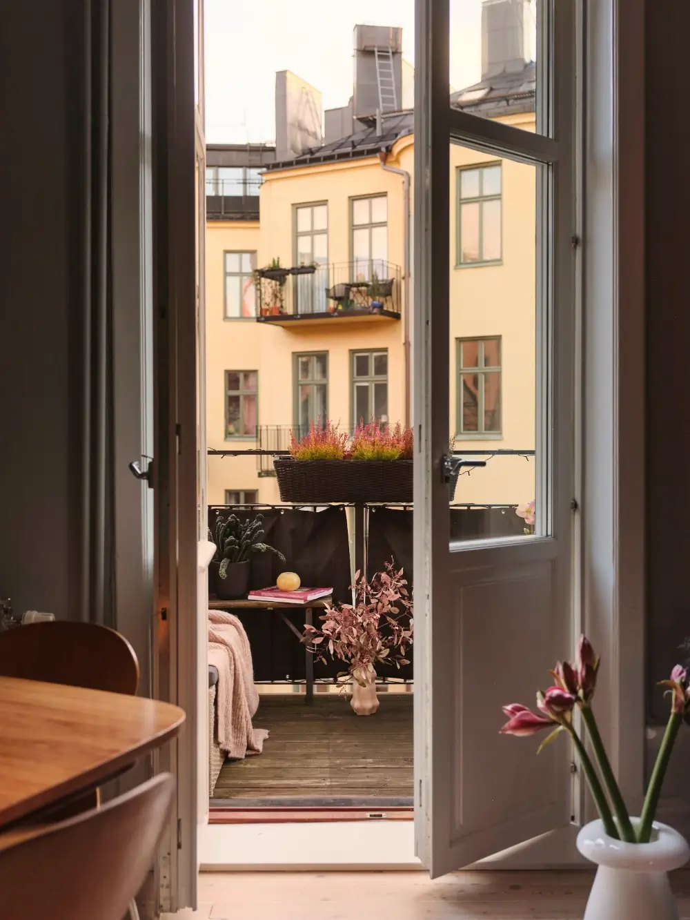 A Gray Turn-of-the-Century Apartment with a Green Kitchen 5 gray-turn-of-the-century-stockholm-apartment-green-kitchen-nordroom