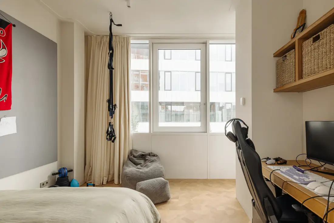 A Modern Amsterdam Townhouse with Huge Windows and a Sculptural Staircase 27 luxurious-modern-townhouse-amsterdam