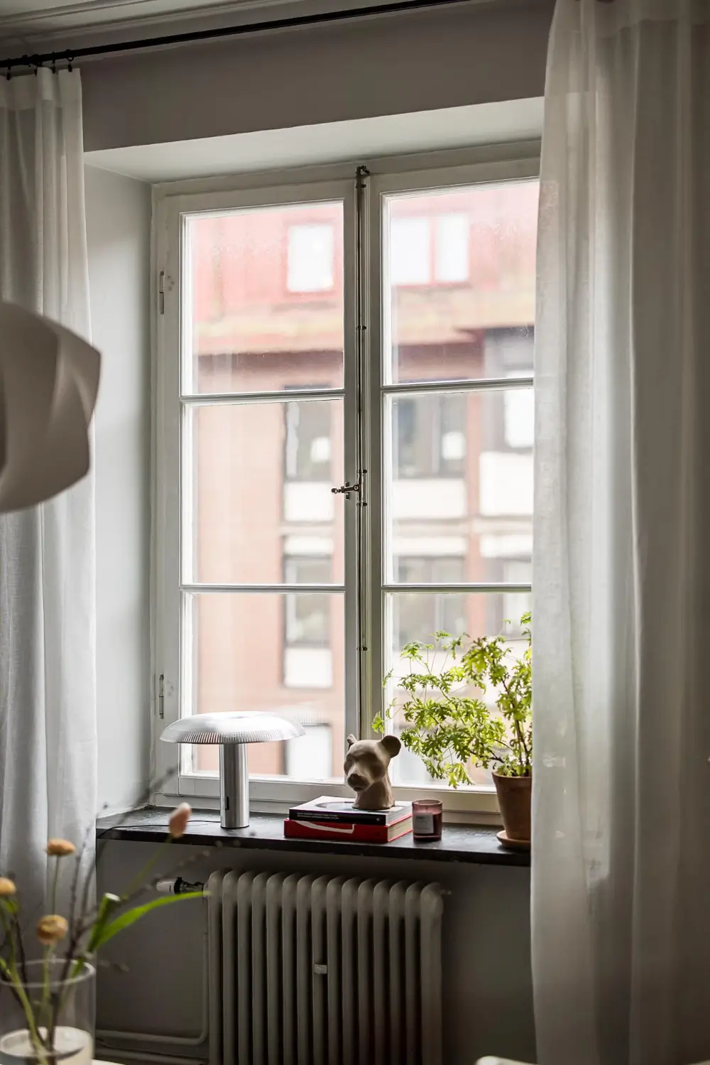 A Light-Filled and Social Studio Apartment in a 1920s Building 16 scandinavian-studio-apartment-nordroom
