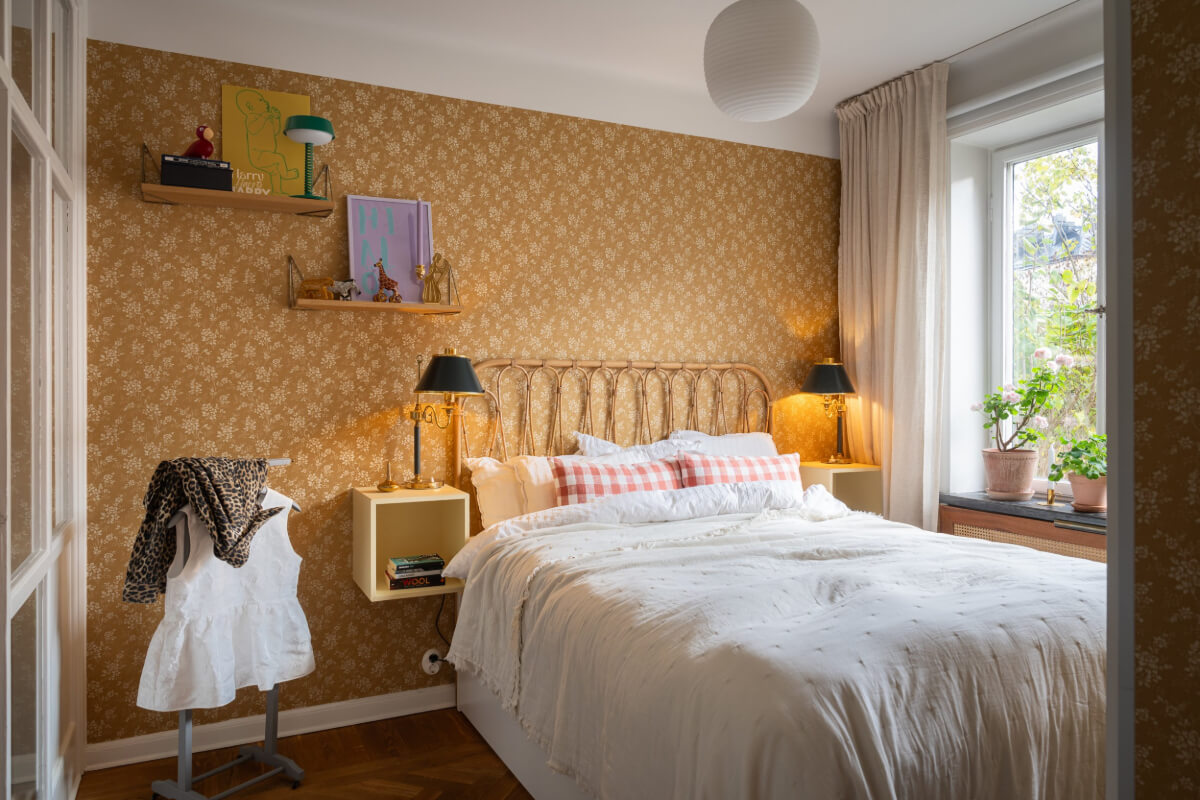 A Pink Living Room in a Colorful 1920s Apartment in Stockholm 7 small-stockholm-apartment-pink-living-room-nordroom
